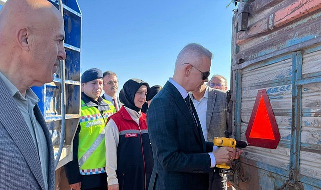 Vali Çiçekli traktör römorklarına reflektör taktı