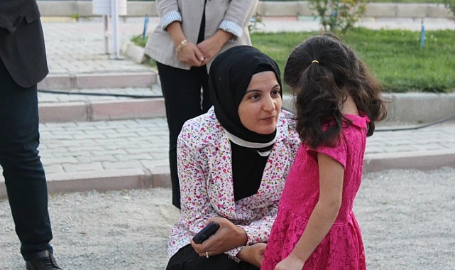 Vali eşinden miniklere sevgi seli