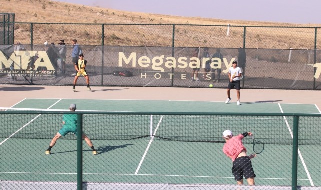 Yerli ve yabancı tenisçiler, yüksek irtifa merkezi Erciyes&#039;te güç depoluyor