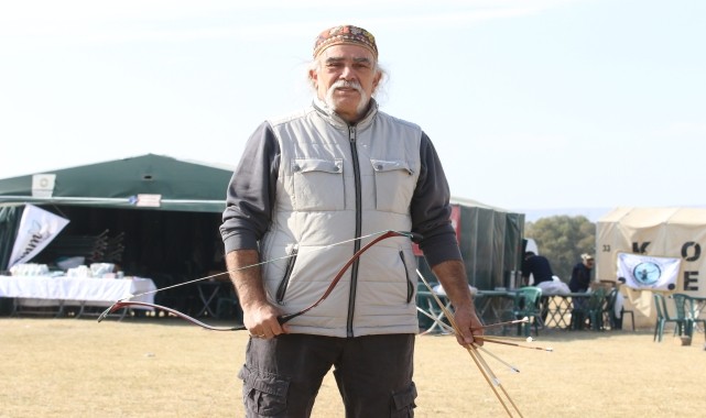 62 yaşındaki okçu hedefi 12&#039;den vuruyor