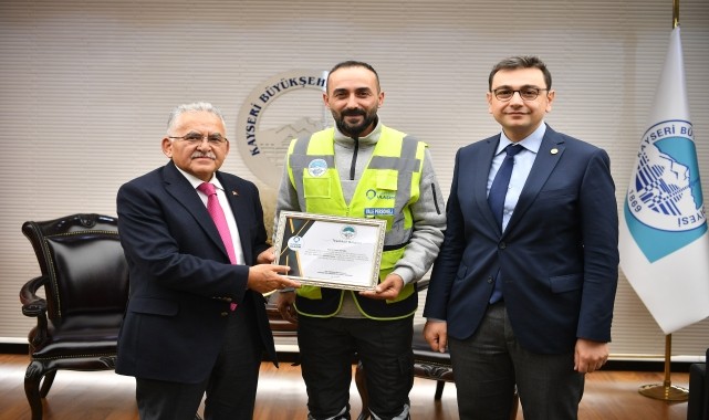 Büyükkılıç&#039;tan Heimlich manevrası ile bir genci kurtaran personele teşekkür belgesi