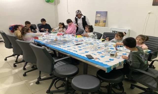 Çankırı&#039;da çocuklar atık malzemelerden sahipsiz hayvanlar için mama kabı yapıyor