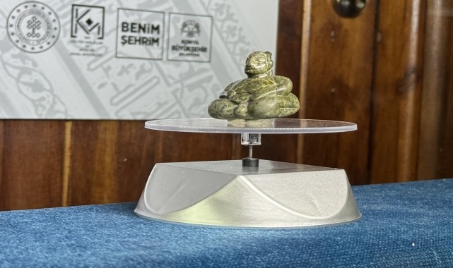 Çatalhöyük&#039;ten yurt dışına kaçırılan heykelcik, Konya&#039;ya getirildi