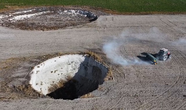 Çiftçi obruğa kafa tutuyor