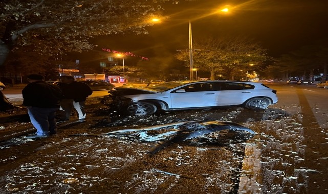 Çubuk'ta 2 otomobil çarpıştı, 5 kişi yaralandı