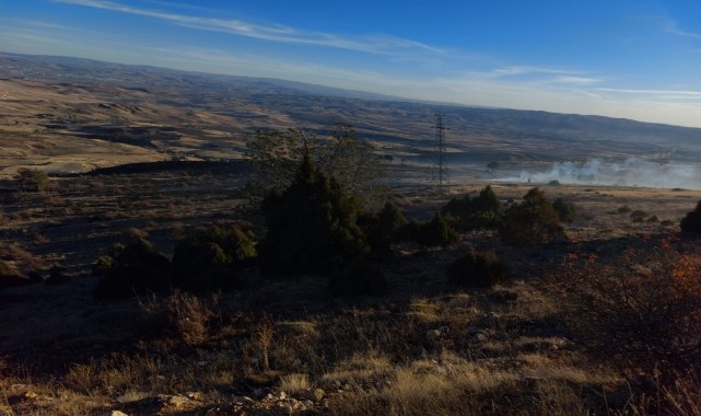 Çubuk'ta otluk alanda çıkan yangın söndürüldü