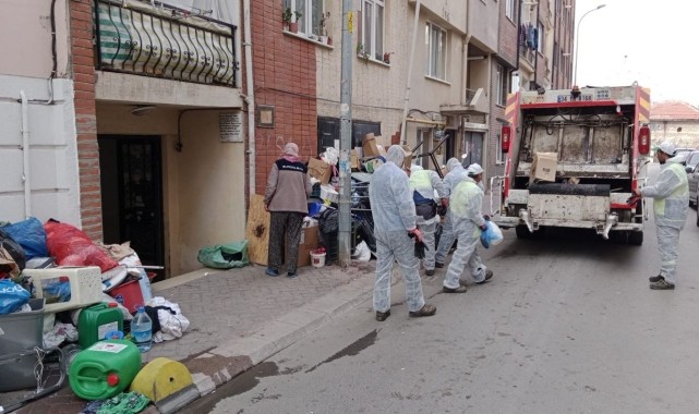 Eskişehir&#039;de bir evin bahçesi ve garajından 24 ton çöp çıkarıldı