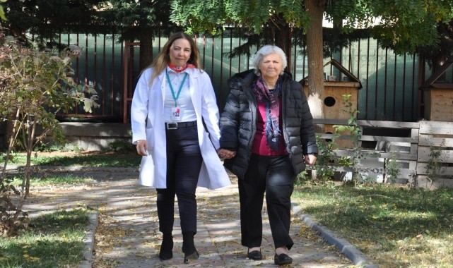 Eskişehir'deki eğitim sayesinde meme kanserine yakalandıklarını fark eden anne ile kızı iyileşti