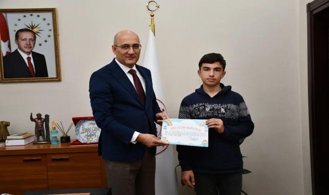 Kaymakam Aydın en çok kitap okuyan öğrenciyi ödüllendirdi