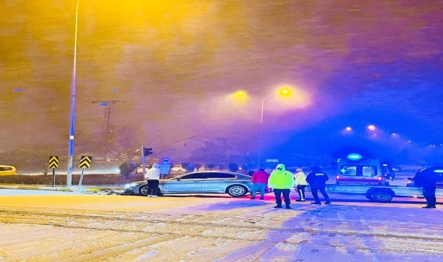Konya&#039;da iki otomobilin çarpışması sonucu 3 kişi yaralandı