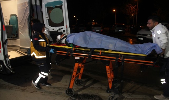 Konya&#039;da kazazedeye yardım için aracından inen sürücü otomobilin çarpması sonucu yaralandı