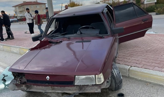 Konya&#039;da refüje çarpan aracın sürücüsü yaralandı