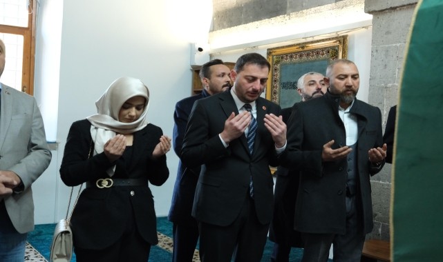 MHP&#039;nin yeni yönetimi Seyyid Burhaneddin Türbesi&#039;ni ziyaret etti