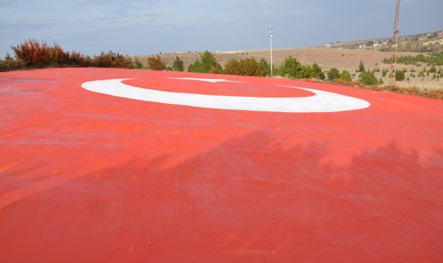 Nevşehir&#039;deki beton zemin üzerine çizilen Türk bayrağı boyandı