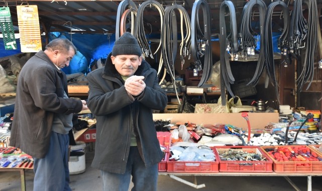 Niğde&#039;de işportacılar, soğukta ekmek mücadelesi veriyor