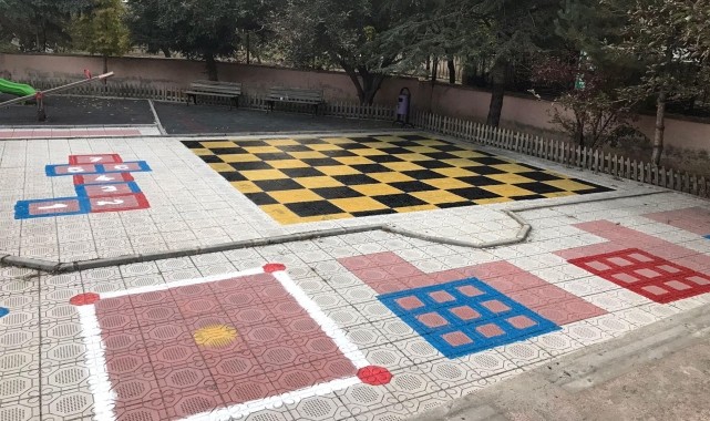 Okul bahçelerine oyun alanları çizildi