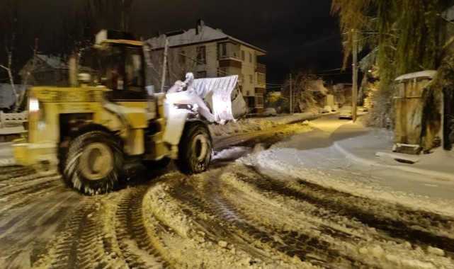 Seydişehir&#039;de kar yağışı sonrası yol temizleme çalışmaları sürüyor