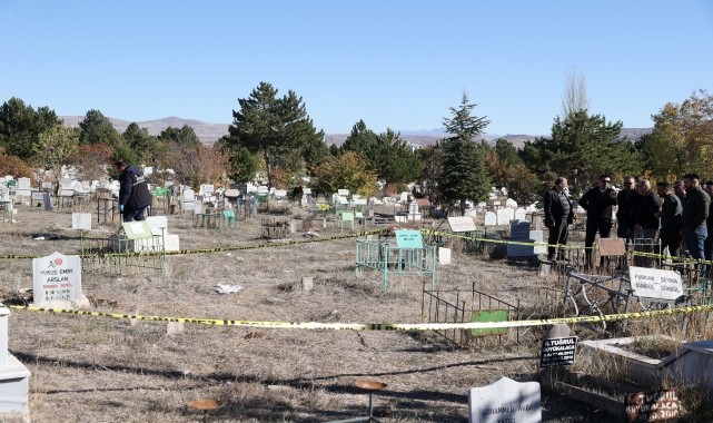 Sivas&#039;ta arazide bulunan bebek cesedini mezarlıktan yabani hayvanlar çıkartmış