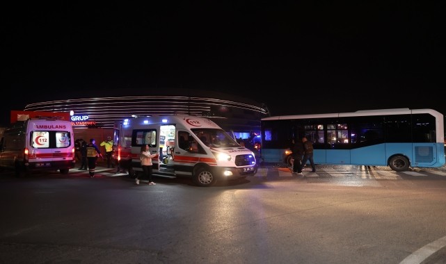 Sivas&#039;ta halk otobüsü ile otomobilin çarpıştığı kazanın güvenlik kamerası görüntüsü ortaya çıktı