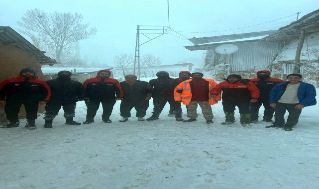 Sivas&#039;ta kar ve fırtına nedeniyle arazide kaybolan 5 kişi bulundu