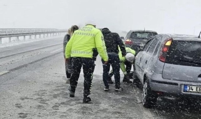Sivas&#039;ta kar ve tipi nedeniyle 69 köy yolunda ulaşım sağlanamıyor