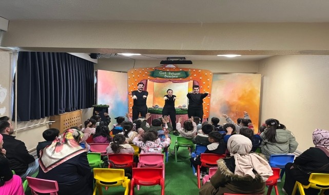 Ulaş Anaokulu öğrencileri tiyatro oyunu izledi