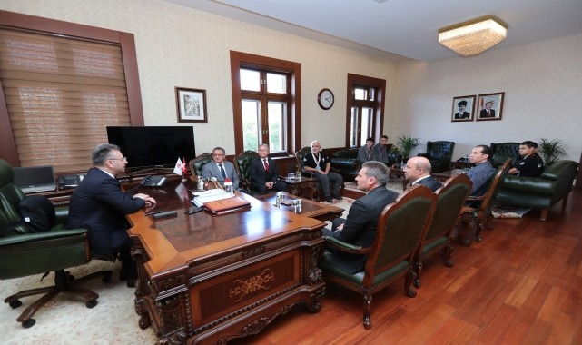 Vali Aksoy "Uluslararası MEB Robot Yarışması" birincisi öğrencileri makamında ağırladı