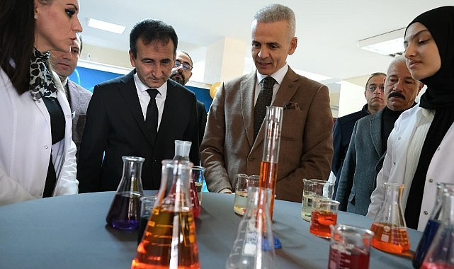 Vali Çiçekli Kimya sergisini ziyaret etti