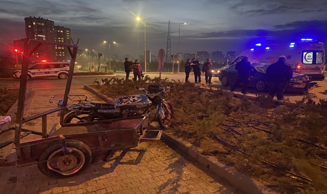 Kayseri&#039;de otomobil ile motosikletin çarpışması sonucu 4 kişi yaralandı
