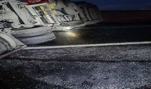 Niğde&#039;de devrilen mazot yüklü tankerin sürücüsü yaralandı