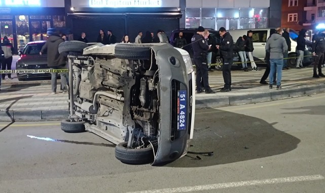 Niğde&#039;de ekip otosuyla otomobilin çarpıştığı kazada 2&#039;si polis 6 kişi yaralandı