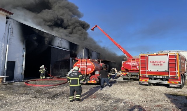 Niğde&#039;de plastik çerçeve fabrikasında çıkan yangına müdahale ediliyor