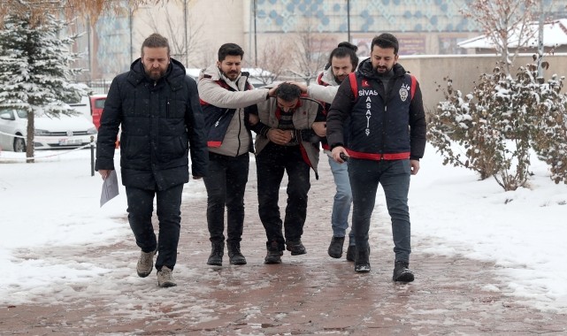 Sivas&#039;ta annesi ve ikiz kardeşini öldüren zanlı tutuklandı