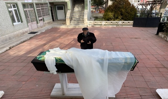 Sivas&#039;ta evinde baygın bulunup hastanede ölen kadın son yolculuğuna uğurlandı