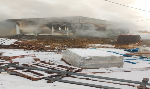 Sivas&#039;ta inşaat işçilerinin kaldığı prefabrik yapı yandı