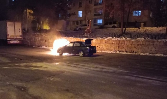 Sivas'ta seyir halindeyken yangın çıkan otomobil kullanılamaz hale geldi