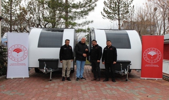 Yalıhüyük'te 2 çiftçiye hibeli karavan verildi