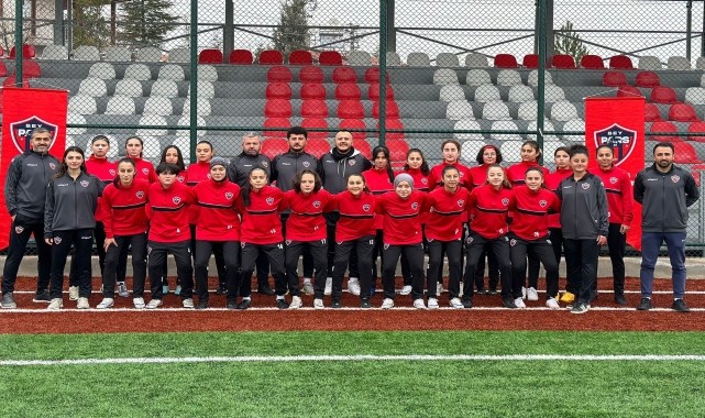 Beyparssporlu kadın futbolcular 3. Lig&#039;deki ilk maçlarına hazırlanıyor