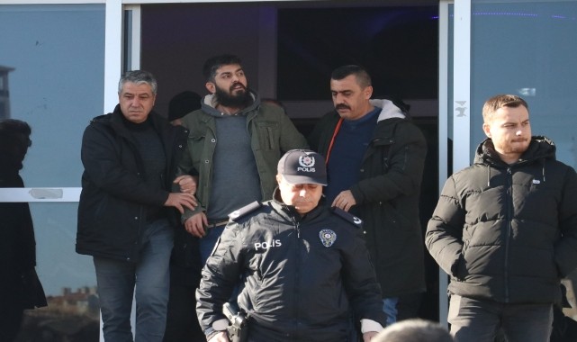 GÜNCELLEME - Kayseri&#039;de 7 yaşındaki oğlunu silahla yaralayıp kendisini eve kilitleyen baba teslim oldu
