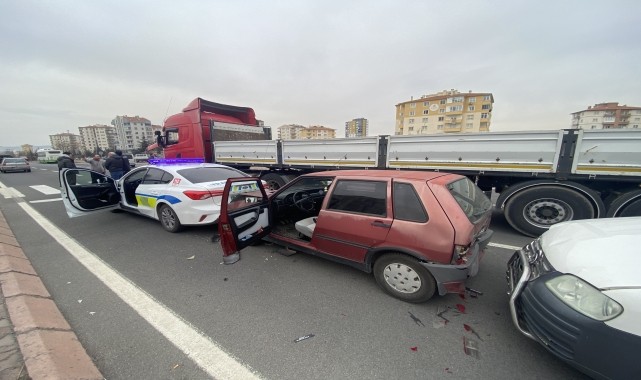 Kayseri&#039;de zincirleme trafik kazasında 2 kişi yaralandı