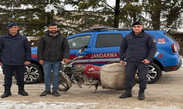 Kırşehir&#039;de jandarma, çalınan motosikleti sahibine teslim etti