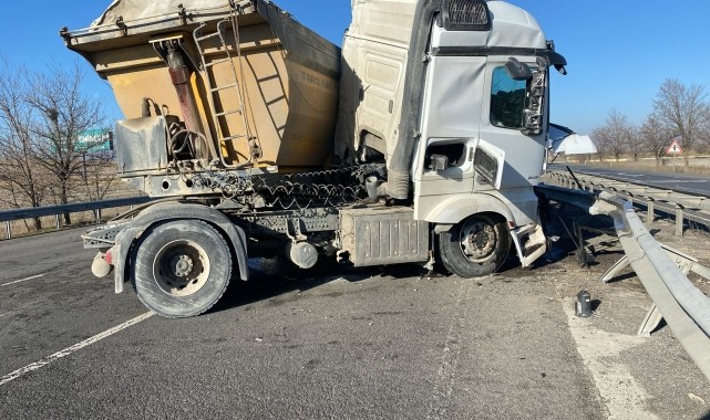 Konya&#039;da bariyerlere çarpan tırın sürücüsü yaralandı