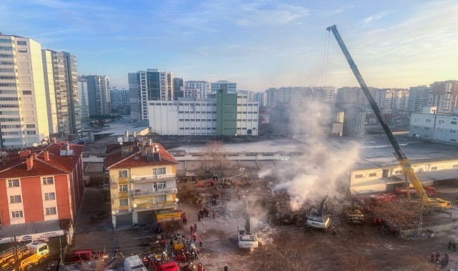 Konya&#039;da çöken binanın enkazındaki arama kurtarma faaliyetleri sürüyor