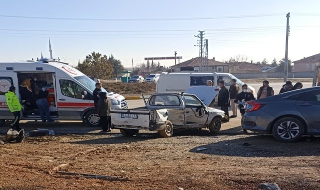 Konya&#039;da otomobille kamyonetin çarpışması sonucu 5 kişi yaralandı