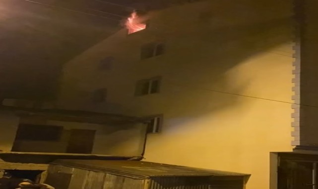Sivas&#039;ta 4 katlı apartmanın çatısında çıkan yangın hasara neden oldu