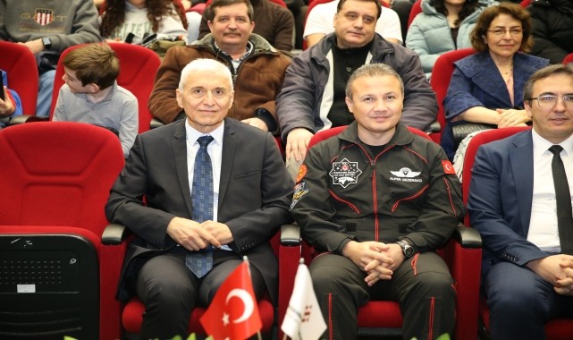 Türkiye&#039;nin ilk astronotu Alper Gezeravcı Eskişehir&#039;de öğrencilerle buluştu: