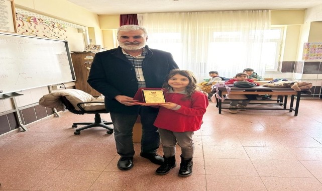 Yozgat&#039;ta İstiklal Marşı&#039;nı güzel okuyan iki kardeşe ödül