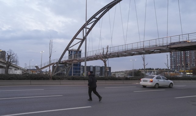 Ankara'da onarımdaki üst geçit nedeniyle vatandaşlar zor anlar yaşıyor