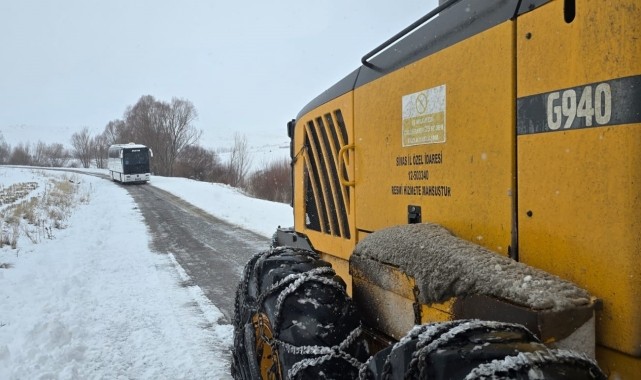Cenaze defni için köye giderken kar ve tipi nedeniyle araçlarında mahsur kalan vatandaşlar kurtarıldı