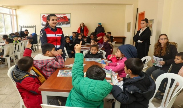 Çifteler&#039;de jandarmadan öğrenci ve vatandaşlara seminer